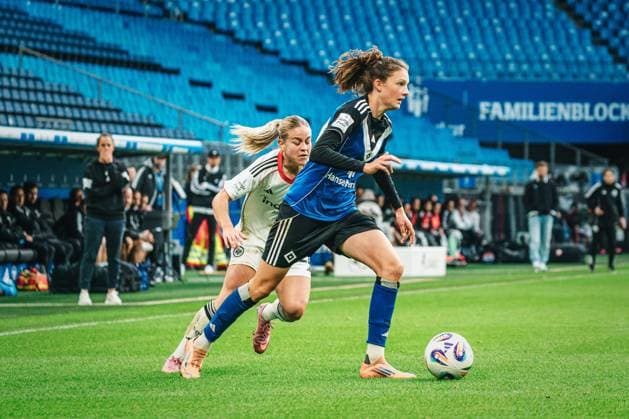Google Pixel Frauen-Bundesliga: Hamburger SV vs. Eintracht Frankfurt, 02.11.2025 Lotta Wrede (Hamburger SV, 32) im Zweikampf mit Nadine Riesen (Eintracht Frankfurt, 22); Fußball, Google Pixel Frauen-Bundesliga, 8. Spieltag: Hamburger SV vs. Eintracht Frankfurt am 02.11.2025 im Volksparkstadion, Hamburg DFB DFL REGULATIONS PROHIBIT ANY USE OF PHOTOGRAPHS AS IMAGE SEQUENCES AND OR QUASI-VIDEO. Copyright: xBEAUTIFULxSPORTS Tonhäuserx