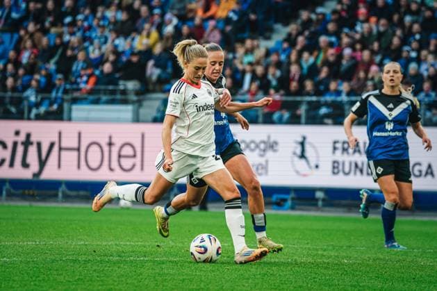Google Pixel Frauen-Bundesliga: Hamburger SV vs. Eintracht Frankfurt, 02.11.2025 Rebecka Blomqvist (Eintracht Frankfurt, 28) schießt aufs Tor; Fußball, Google Pixel Frauen-Bundesliga, 8. Spieltag: Hamburger SV vs. Eintracht Frankfurt am 02.11.2025 im Volksparkstadion, Hamburg DFB DFL REGULATIONS PROHIBIT ANY USE OF PHOTOGRAPHS AS IMAGE SEQUENCES AND OR QUASI-VIDEO. Copyright: xBEAUTIFULxSPORTS Tonhäuserx