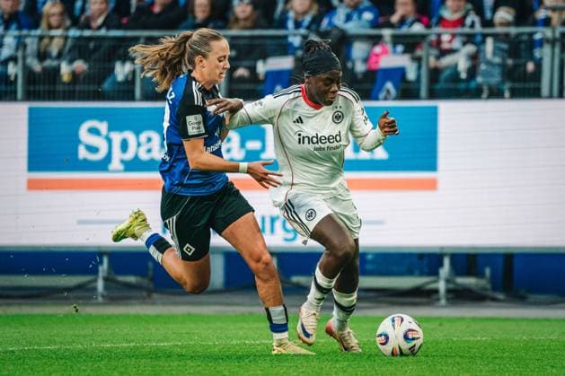 Google Pixel Frauen-Bundesliga: Hamburger SV vs. Eintracht Frankfurt, 02.11.2025 Nicole Anyomi (Eintracht Frankfurt, 19) im Laufduell mit Victoria Schulz (Hamburger SV, 19); Fußball, Google Pixel Frauen-Bundesliga, 8. Spieltag: Hamburger SV vs. Eintracht Frankfurt am 02.11.2025 im Volksparkstadion, Hamburg DFB DFL REGULATIONS PROHIBIT ANY USE OF PHOTOGRAPHS AS IMAGE SEQUENCES AND OR QUASI-VIDEO. Copyright: xBEAUTIFULxSPORTS Tonhäuserx