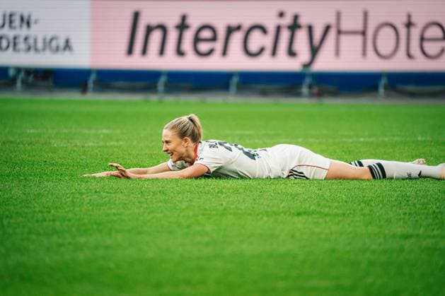 Google Pixel Frauen-Bundesliga: Hamburger SV vs. Eintracht Frankfurt, 02.11.2025 Rebecka Blomqvist (Eintracht Frankfurt, 28) liegt am Boden; Fußball, Google Pixel Frauen-Bundesliga, 8. Spieltag: Hamburger SV vs. Eintracht Frankfurt am 02.11.2025 im Volksparkstadion, Hamburg DFB DFL REGULATIONS PROHIBIT ANY USE OF PHOTOGRAPHS AS IMAGE SEQUENCES AND OR QUASI-VIDEO. Copyright: xBEAUTIFULxSPORTS Tonhäuserx