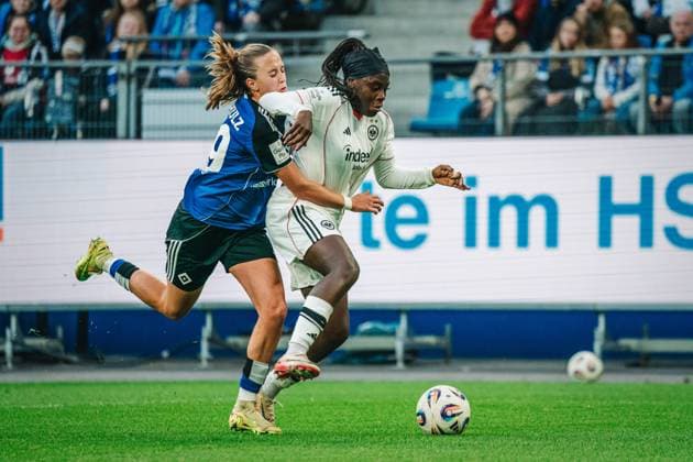 Google Pixel Frauen-Bundesliga: Hamburger SV vs. Eintracht Frankfurt, 02.11.2025 Nicole Anyomi (Eintracht Frankfurt, 19) im Laufduell mit Victoria Schulz (Hamburger SV, 19); Fußball, Google Pixel Frauen-Bundesliga, 8. Spieltag: Hamburger SV vs. Eintracht Frankfurt am 02.11.2025 im Volksparkstadion, Hamburg DFB DFL REGULATIONS PROHIBIT ANY USE OF PHOTOGRAPHS AS IMAGE SEQUENCES AND OR QUASI-VIDEO. Copyright: xBEAUTIFULxSPORTS Tonhäuserx