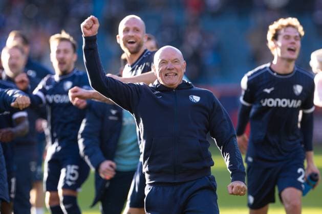 02.11.2025, 2. Bundesliga, 11. Spieltag, VfL Bochum 1848 - 1. FC Magdeburg, Trainer Uwe Rösler (VfL Bochum 1848) und seine Spieler feiern den Sieg mit den Fans, Bochum Vonovia Ruhrstadion NRW Deutschland xRHR-FOTO DEx Copyright: DennisxEwert RHR-FOTOx RHR-FOTO DE