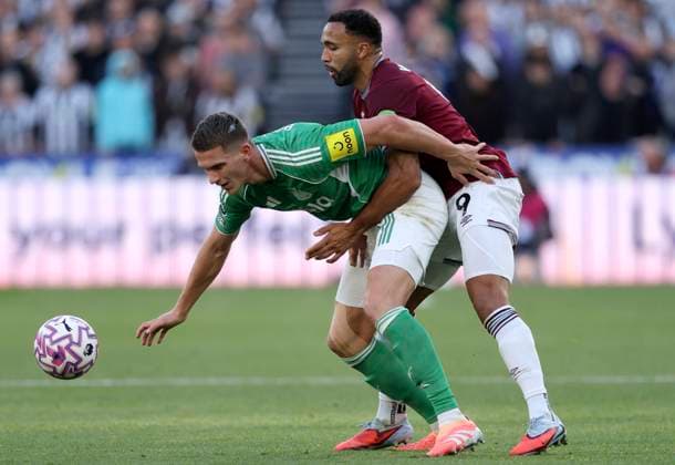 West Ham United v Newcastle United - Premier League Sven Botman of Newcastle United and Callum Wilson of West Ham United challenge during the Premier League match between West Ham United and Newcastle United at London Stadium on November 2, 2025 in London, England. London London Stadium England United Kingdom Copyright: xNealxSimpson Sportsphoto APLx 14140164