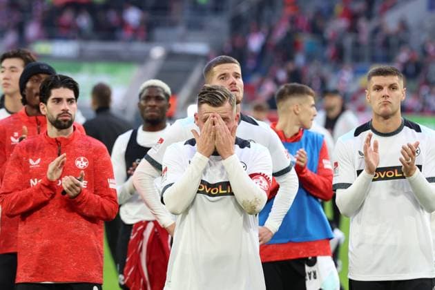 02.11.2025, xrekx, Fussball 2.Bundesliga, Fortuna Duesseldorf - 1.FC Kaiserslautern v.l. FCK Mannschaft bedankt bedanken sich bei den Fans, the player thanks the fans for their support Marlon Ritter (1.FC Kaiserslautern) (DFL DFB REGULATIONS PROHIBIT ANY USE OF PHOTOGRAPHS as IMAGE SEQUENCES and or QUASI-VIDEO) Duesseldorf
