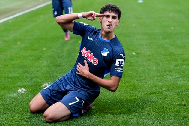 Torschütze Ayoube Amaimouni-Echghouyab (TSG II, 7), jubelt über das Tor zum 2:0, Jubel, jubeln, Torjubel, Torerfolg, celebrate the goal, goal, celebration, jubelt ueber das Tor, Freuen, Freude, freut sich, optimistisch, positiv, Spielszene, Highlight, Freisteller, Ganzkörper, Einzelbild, Einzelfoto, Aktion, Action, 02.11.2025, Sinsheim (Deutschland), Fussball, 3. Liga, TSG 1899 Hoffenheim II - SV Waldhof Mannheim, DFB DFL REGULATIONS PROHIBIT ANY USE OF PHOTOGRAPHS AS IMAGE SEQUENCES AND OR QUASI-VIDEO.