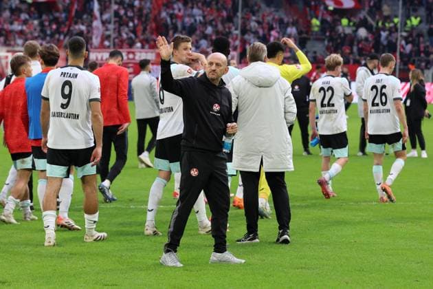 02.11.2025, xrekx, Fussball 2.Bundesliga, Fortuna Duesseldorf - 1.FC Kaiserslautern v.l. Torsten Lieberknecht Trainer (1.FC Kaiserslautern) bedankt bedanken sich bei den Fans, the player thanks the fans for their support (DFL DFB REGULATIONS PROHIBIT ANY USE OF PHOTOGRAPHS as IMAGE SEQUENCES and or QUASI-VIDEO) Duesseldorf
