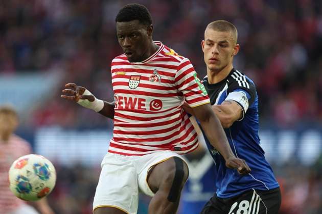 Ragnar Ache (1. FC Koeln) und Miro Muheim (Hamburger SV) im Zweikampf waehrend des spiels der Bundesliga zwischen 1. FC Köln und Hamburger SV, RheinEnergieSTADION am 02. November 2025 in Köln, Deutschland. (Foto von Oliver Kaelke DeFodi Images) +++ Ragnar Ache (1. FC Koeln) und Miro Muheim (Hamburger SV) battle for the ball during the Bundesliga match between 1. FC Köln and Hamburger SV at RheinEnergieSTADION on November 2, 2025 in Köln, Germany. (Photo by Oliver Kaelke DeFodi Images) DFL regulations prohibit any use of photographs as image sequences and or quasi-video. (Photo by Oliver Kaelke DeFodi Images) Ragnar Ache 1 FC Koeln und Miro Muheim Hamburger SV im Zweikampf waehrend des spiels der Bundesliga zwischen 1 FC Köln und Hamburger SV, RheinEnergieSTADION am 02 November 2025 in Köln, Germany Photo by Oliver Kaelke DeFodi Images Ragnar Ache 1 FC Koeln und Miro Muheim Hamburger SV battle for the ball during the Bundesliga match between 1 FC Köln and Hamburger SV at RheinEnergieSTADION on November 2, 2025 in Köln, Germany Photo by Oliver Kaelke DeFodi Images DFL regulations prohibit any use of photographs as image sequences and or quasi video Photo by Oliver Kaelke DeFodi Images