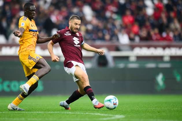 Torino FC v Pisa SC - Serie A Nikola Vlasic of Torino FC is challenged by Ebenezer Akinsanmiro of Pisa SC during the Serie A football match between Torino FC and Pisa SC. Torino Italy Copyright: xNicolòxCampox