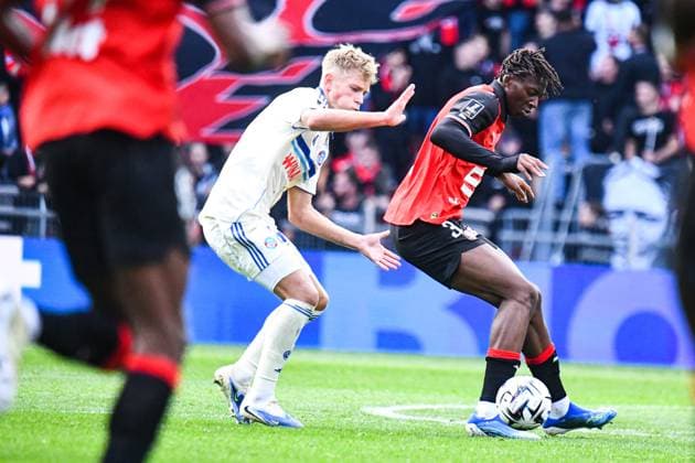 FOOTBALL : Stade Rennais vs RC Strasbourg - Ligue 1 - JournÃ e 11 - 02 11 2025 Mohamed Kader Meite (Stade Rennais) Lucas Hogsberg (RC Strasbourg) RennesFrance  Copyright: xBaptistexAutissierx
