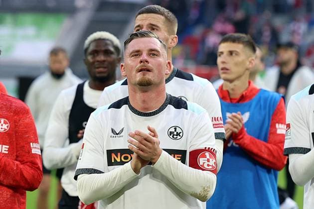 02.11.2025, xrekx, Fussball 2.Bundesliga, Fortuna Duesseldorf - 1.FC Kaiserslautern v.l. . FCK Mannschaft bedankt bedanken sich bei den Fans, the player thanks the fans for their support Marlon Ritter (1.FC Kaiserslautern) (DFL DFB REGULATIONS PROHIBIT ANY USE OF PHOTOGRAPHS as IMAGE SEQUENCES and or QUASI-VIDEO) Duesseldorf