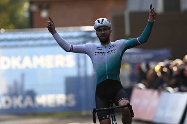 Dutch Joris Nieuwenhuis celebrates as he crosses the finish line to win the elite men race of the Rapencross cyclocross in Lokeren, the second race (out of 8) of the X2O Badkamers Trophy, Sunday 02 November 2025. DAVIDxPINTENS  x138727684x