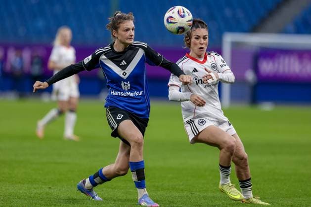 v.li.: Lotta Wrede (Hamburger SV, 32) und Ereleta Memeti (Eintracht Frankfurt, 27) im Zweikampf, Duell, Dynamik, Aktion, Action, Spielszene, DIE DFB-RICHTLINIEN UNTERSAGEN JEGLICHE NUTZUNG VON FOTOS ALS SEQUENZBILDER UND ODER VIDEOÄHNLICHE FOTOSTRECKEN. DFB REGULATIONS PROHIBIT ANY USE OF PHOTOGRAPHS AS IMAGE SEQUENCES AND OR QUASI-VIDEO., 02.11.2025, Hamburg (Deutschland), Fussball, Google Pixel Frauen-Bundesliga, Hamburger SV - Eintracht Frankfurt