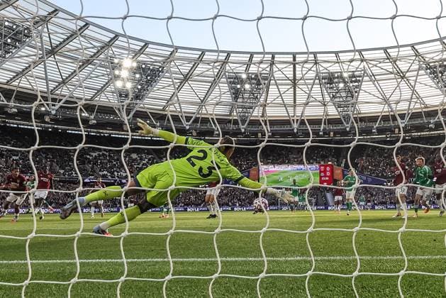 Premier League West Ham United v Newcastle United Jacob Murphy of Newcastle Untied scores to make it 0-1 during the Premier League match West Ham United vs Newcastle United at London Stadium, London, United Kingdom, 2nd November 2025 (Photo by Mark Cosgrove News Images) London London Stadium United Kingdom Copyright: xMarkxCosgrove NewsxImagesx
