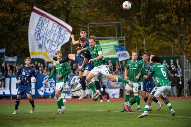 GER, Fussball, RLN, SV Werder Bremen II U23 vs VfB Oldenburg 02.11.2025, Platz 11, Bremen, GER, RLN, SV Werder Bremen II U23 vs VfB Oldenburg, DFL regulations prohibit any use of photographs as image sequences and or quasi-video, im Bild im Bremer Strafraum Mats FACKLAM( VfB Oldenburg 29 ) Marc SCHRÖDER SCHROEDER ( VfB Oldenburg 20) Cimo RÖCKER ROECKER ( SV Werder Bremen II U23 5 )