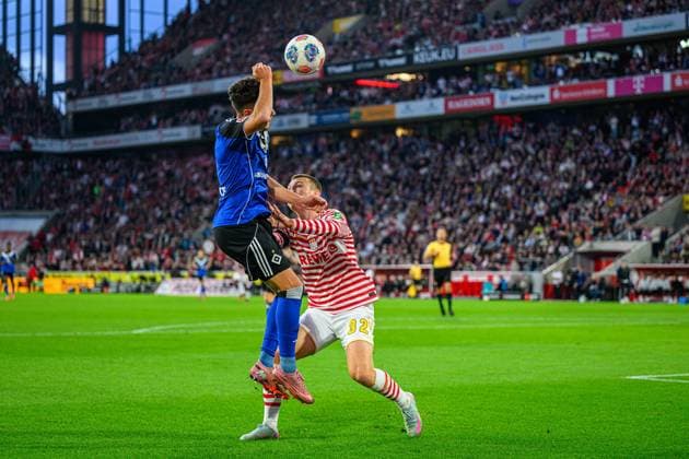 Fußball I Herren I Saison 2025-2026 I Bundesliga I 9. Spieltag I 1. FC Köln - Hamburger SV I 02.11.2025 William Mikelbrencis (2, Hamburger SV), Kristoffer Lund Hansen (32, 1. FC Köln) Köln Rheinenergiestadion Nordrhein-Westfalen Deutschland Copyright: xLobecax xHenningxRohlfsx
