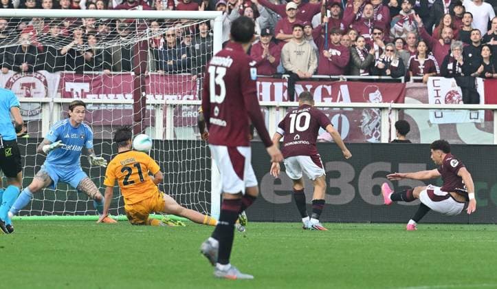 November 2, 2025, Turin, Italy: Torino s Che Adams scores the gol (2-2) during the talian Serie A soccer match Torino FC vs Pisa SC at the Olimpico Grande Torino Stadium in Turin, Italy, 2 november 2025 ANSA ALESSANDRO DI MARCO Serie A: Torino FC Vs Pisa SC  - ZUMAa110 20251102_zaf_a110_044 Copyright: xAlessandroxDixMarcox