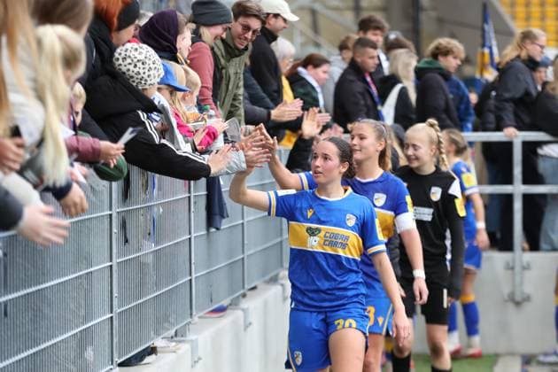 Google Pixel Frauen-Bundesliga, FC Carl Zeiss Jena - Bayer 04 Leverkusen; 02.11.2025 Elena Mühlemann (30, Carl Zeiss Jena) und Team klatschen mit den Fans ab. Fußball, Google Pixel Frauen-Bundesliga, Saison 2025 2026, 8. Spieltag: FC Carl Zeiss Jena vs. Bayer 04 Leverkusen am 02.11.2025, Ernst-Abbe-Sportfeld, ad hoc Arena, Jena. DFB REGULATIONS PROHIBIT ANY USE OF PHOTOGRAPHS AS IMAGE SEQUENCES AND OR QUASI-VIDEO. Copyright: xBEAUTIFULxSPORTS JanxKaeferx