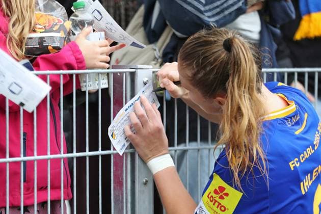 Google Pixel Frauen-Bundesliga, FC Carl Zeiss Jena - Bayer 04 Leverkusen; 02.11.2025 Kapitänin Toma Ihlenburg (3, Carl Zeiss Jena) schreibt Autogramme bei den Fans. Fußball, Google Pixel Frauen-Bundesliga, Saison 2025 2026, 8. Spieltag: FC Carl Zeiss Jena vs. Bayer 04 Leverkusen am 02.11.2025, Ernst-Abbe-Sportfeld, ad hoc Arena, Jena. DFB REGULATIONS PROHIBIT ANY USE OF PHOTOGRAPHS AS IMAGE SEQUENCES AND OR QUASI-VIDEO. Copyright: xBEAUTIFULxSPORTS JanxKaeferx
