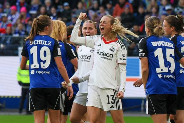 Hamburg, Deutschland 02. November 2025: 1. BL - Frauen - 2025 2026 - Hamburger SV vs. Eintracht Frankfurt Im Bild: v.li. die Zweite Torschützin Amanda Ilestedt (Eintracht Frankfurt) macht das Tor zum 1:0 für Frankfurt und jubelt DFB regulations prohibit any use of photographs as image sequences and or quasi-video Volksparkstadion Hamburg Copyright: xFotostandx xFantinix