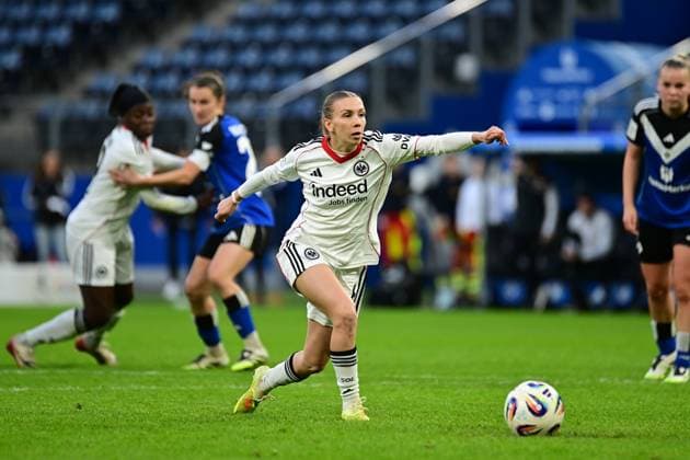 Fußball I Frauen I Saison 2025-2026 I Bundesliga I 8. Spieltag I Hamburger SV - Eintracht Frankfurt I 02.11.2025 Elfmeter schuss Elisa Senß (6, Eintracht Frankfurt) Hamburg Volkspark, Volksparkstadion, Stadion, Volkspark-Stadion Hamburg Deutschland Copyright: xLobeca FelixxSchlikisx