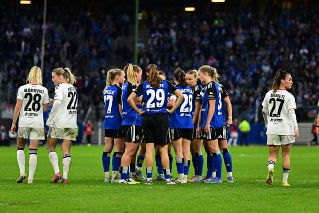 Fußball I Frauen I Saison 2025-2026 I Bundesliga I 8. Spieltag I Hamburger SV - Eintracht Frankfurt I 02.11.2025 Schaut enttäuscht, betrübt, deprimiert, frustriert, geknickt, gekränkt, niedergeschlagen, unzufrieden, ernüchtert, schlecht gelaunt: Hamburger SV Frauen zusammen in der mitte Hamburg Volkspark, Volksparkstadion, Stadion, Volkspark-Stadion Hamburg Deutschland Copyright: xLobeca FelixxSchlikisx