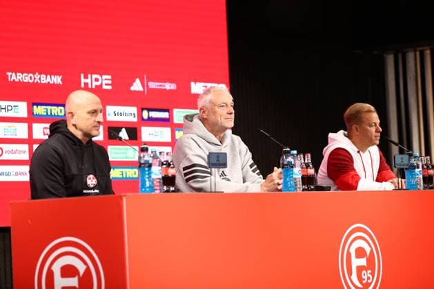 02.11.2025, xmohx, Fussball 2.Bundesliga, Fortuna Duesseldorf - 1.FC Kaiserslautern v.l. Trainer Torsten Lieberknecht (1. FC Kaiserslautern) und Trainer Coach Markus Anfang (Fortuna Duesseldorf) auf der Pressekonferenz (DFL DFB REGULATIONS PROHIBIT ANY USE OF PHOTOGRAPHS as IMAGE SEQUENCES and or QUASI-VIDEO) Duesseldorf