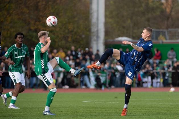 GER, Fussball, RLN, SV Werder Bremen II U23 vs VfB Oldenburg 02.11.2025, Platz 11, Bremen, GER, RLN, SV Werder Bremen II U23 vs VfB Oldenburg, DFL regulations prohibit any use of photographs as image sequences and or quasi-video, im Bild Den Fuss hoch Dennis LÜTKE-FRIE LUETKE-FRIE ( SV Werder Bremen II U23 10 ) Julian BOCCACCIO ( VfB Oldenburg 10 )