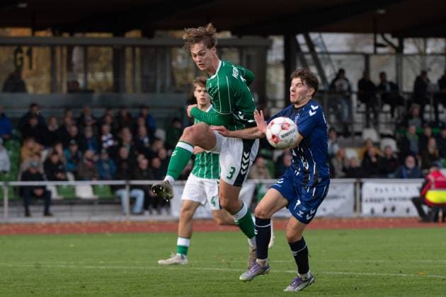 GER, Fussball, RLN, SV Werder Bremen II U23 vs VfB Oldenburg 02.11.2025, Platz 11, Bremen, GER, RLN, SV Werder Bremen II U23 vs VfB Oldenburg, DFL regulations prohibit any use of photographs as image sequences and or quasi-video, im Bild Vjekoslav TARITAS ( VfB Oldenburg 7 ) Mats HEITMANN ( SV Werder Bremen II U23 3 )