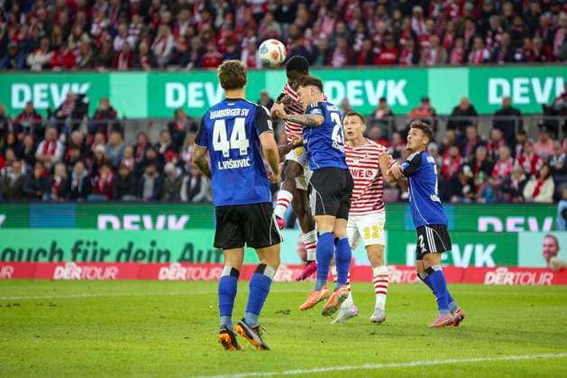 Köln, Deutschland, 02.11.25: Ragnar Ache (1. FC Köln) und Nicolai Remberg (Hamburger SV) im Kampf um den Ball waehrend des Spiels der Bundesliga zwischen 1. FC Köln vs Hamburger SV in der RheinEnergieStadion Köln RheinEnergieStadion North Rhine-Westphalia Germany Copyright: xBrauer-Fotoagenturx xAdrianxSchlx