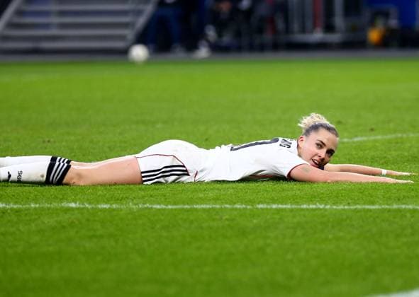 02.11.2025, xcex, GER, Hamburg, Volksparkstadion, Frauenfussball, 1. Bundesliga, DIE LIGA, Google Pixel Frauen-Bundesliga, Saison 2025 2026, Spieltag 8, SGE, HSV, Hamburger SV - Eintracht Frankfurt Frauen, Torjubel Eintracht Frankfurt, Jubel, Freude, Emotionen, goal celebration, Laura Freigang (SGE) bejubelt ihren Treffer zum 3:0, DFL regulations prohibit any use of photographs as image sequences and or quasi-video