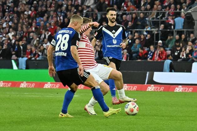 GER, 1.FBL, 1. FC Koeln vs. Hamburger SV 02.11.2025, Rheinenergie Stadion, Koeln, GER, 1.FBL, 1. FC Koeln vs. Hamburger SV, im Bild: Ãsak Jòhannesson (FC Koeln 18), im Zweikampf gegen Miro Muheim (HSV 28),