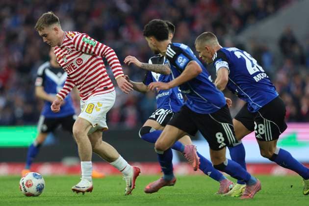 Isak Johannesson (1. FC Koeln), Fabio Vieira (Hamburger SV), Daniel Elfadli (Hamburger SV) und Miro Muheim (Hamburger SV) im Zweikampf waehrend des spiels der Bundesliga zwischen 1. FC Köln und Hamburger SV, RheinEnergieSTADION am 02. November 2025 in Köln, Deutschland. (Foto von Oliver Kaelke DeFodi Images) +++ Isak Johannesson (1. FC Koeln), Fabio Vieira (Hamburger SV), Daniel Elfadli (Hamburger SV) und Miro Muheim (Hamburger SV) battle for the ball during the Bundesliga match between 1. FC Köln and Hamburger SV at RheinEnergieSTADION on November 2, 2025 in Köln, Germany. (Photo by Oliver Kaelke DeFodi Images) DFL regulations prohibit any use of photographs as image sequences and or quasi-video. (Photo by Oliver Kaelke DeFodi Images) Isak Johannesson 1 FC Koeln , Fabio Vieira Hamburger SV , Daniel Elfadli Hamburger SV and Miro Muheim Hamburger SV in a duel during the Bundesliga match between 1 FC Köln and Hamburger SV, RheinEnergieSTADION on November 2, 2025 in Cologne, Germany Photo by Oliver Kaelke DeFodi Images Isak Johannesson 1 FC Koeln , Fabio Vieira Hamburger SV , Daniel Elfadli Hamburger SV and Miro Muheim Hamburger SV battle for the ball during the Bundesliga match between 1 FC Köln and Hamburger SV at RheinEnergieSTADION on November 2, 2025 in Köln, Germany Photo by Oliver Kaelke DeFodi Images DFL regulations prohibit any use of photographs as image sequences and or quasi video Photo by Oliver Kaelke DeFodi Images