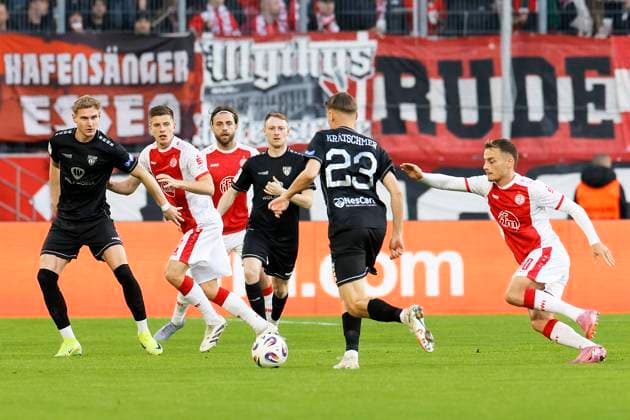 Fußball 3. Liga 13. Spieltag Rot-Weiss Essen - 1. FC Schweinfurt am 02.11.2025 im Stadion an der Hafenstraße in Essen Michael Kostka ( Rot-Weiss Essen )