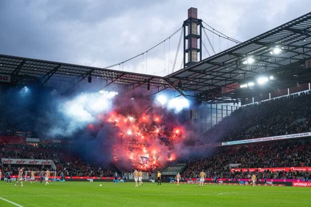 02.11.2025, Fussball, 1. Bundesliga, 6. Spieltag Saison 2025 2026, 1.FC Köln - Hamburger SV, Pyrotechnik mit Block des Hamburger SV, xRHR-FOTO TKx Copyright: RHR-FOTOx RHR-FOTO TK