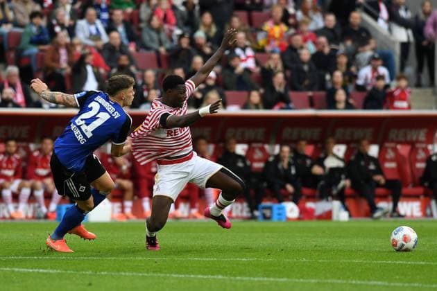 Nicolai Remberg (Hamburger SV) und Ragnar Ache (1. FC Koeln) im Zweikampf waehrend des Spiels der Bundesliga zwischen 1. FC Köln und dem Hamburger SV, RheinEnergieSTADION am 02. November 2025 in Köln, Deutschland. (Foto von Ralf Treese DeFodi Images) +++ Nicolai Remberg (Hamburger SV) und Ragnar Ache (1. FC Koeln) battle for the ball during the Bundesliga match between 1. FC Köln and Hamburger SV at RheinEnergieSTADION on November 2, 2025 in Köln, Germany. (Photo by Ralf Treese DeFodi Images) DFL regulations prohibit any use of photographs as image sequences and or quasi-video. (Photo by Ralf Treese DeFodi Images) Nicolai Remberg Hamburger SV and Ragnar Ache 1 FC Koeln in a duel during the Bundesliga match between 1 FC Köln and Hamburger SV, RheinEnergieSTADION on November 02, 2025 in Köln, Germany Photo by Ralf Treese DeFodi Images Nicolai Remberg Hamburger SV and Ragnar Ache 1 FC Koeln battle for the ball during the Bundesliga match between 1 FC Köln and Hamburger SV at RheinEnergieSTADION on November 2, 2025 in Köln, Germany Photo by Ralf Treese DeFodi Images DFL regulations prohibit any use of photographs as image sequences and or quasi video Photo by Ralf Treese DeFodi Images