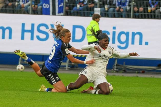 Hamburg, Deutschland 02. November 2025: 1. BL - Frauen - 2025 2026 - Hamburger SV vs. Eintracht Frankfurt Im Bild: v.li. im Zweikampf Victoria Schulz (HSV) und Nicole Anyomi (Frankfurt) DFB regulations prohibit any use of photographs as image sequences and or quasi-video Volksparkstadion Hamburg Copyright: xFotostandx xFantinix