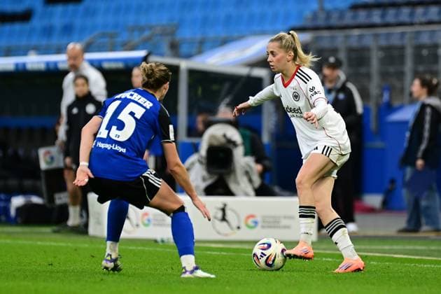 Fußball I Frauen I Saison 2025-2026 I Bundesliga I 8. Spieltag I Hamburger SV - Eintracht Frankfurt I 02.11.2025 Annalena Carolina Wucher (15, Hamburger SV) Nina Lührßen (11, Eintracht Frankfurt) Hamburg Volkspark, Volksparkstadion, Stadion, Volkspark-Stadion Hamburg Deutschland Copyright: xLobeca FelixxSchlikisx