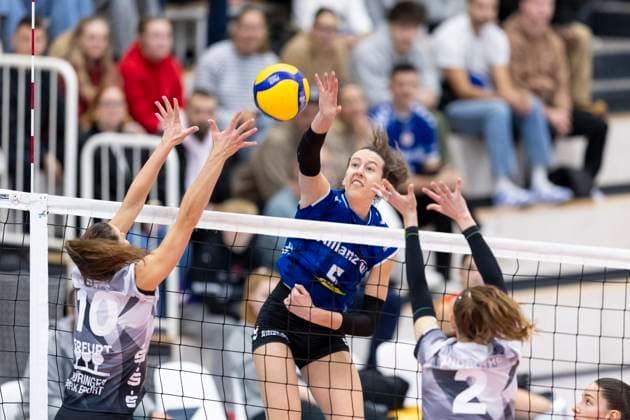 1. Volleyball Bundesliga Frauen: Schwarz-Weiss Erfurt vs. Allianz MTV Stuttgart; Erfurt; 02.11.2025 Lydia Grote ( 5; Allianz MTV Stuttgart) gegen Kinga Szücs ( 10; Schwarz-Weiss Erfurt) (links) und Elizabeth Sandbothe ( 2; Schwarz-Weiss Erfurt) (rechts) 1. Volleyball Bundesliga Frauen: Schwarz-Weiss Erfurt vs. Allianz MTV Stuttgart; Riethsporthalle Erfurt; 02.11.2025 Copyright: xBEAUTIFULxSPORTS Duehringx