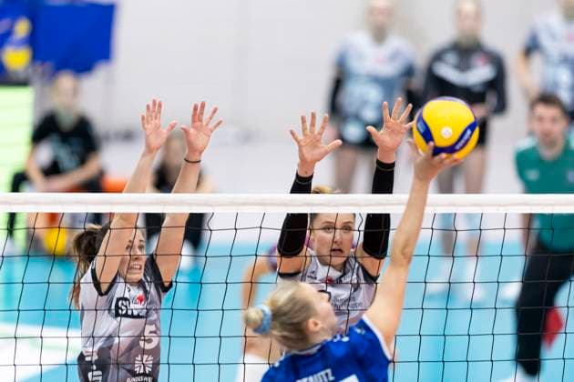 1. Volleyball Bundesliga Frauen: Schwarz-Weiss Erfurt vs. Allianz MTV Stuttgart; Erfurt; 02.11.2025 Emilie Respaut ( 5; Schwarz-Weiss Erfurt) (links) und Alina Zellin ( 1; Schwarz-Weiss Erfurt) gegen Antonia Stautz ( 6; Allianz MTV Stuttgart) 1. Volleyball Bundesliga Frauen: Schwarz-Weiss Erfurt vs. Allianz MTV Stuttgart; Riethsporthalle Erfurt; 02.11.2025 Copyright: xBEAUTIFULxSPORTS Duehringx