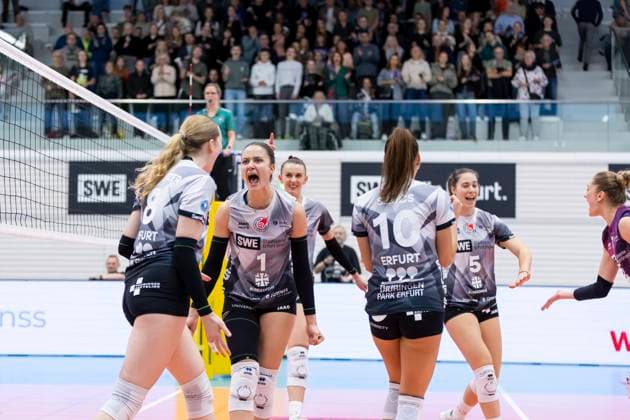 1. Volleyball Bundesliga Frauen: Schwarz-Weiss Erfurt vs. Allianz MTV Stuttgart; Erfurt; 02.11.2025 Jubel, Alina Zellin ( 1; Schwarz-Weiss Erfurt) und Mannschaft 1. Volleyball Bundesliga Frauen: Schwarz-Weiss Erfurt vs. Allianz MTV Stuttgart; Riethsporthalle Erfurt; 02.11.2025 Copyright: xBEAUTIFULxSPORTS Duehringx