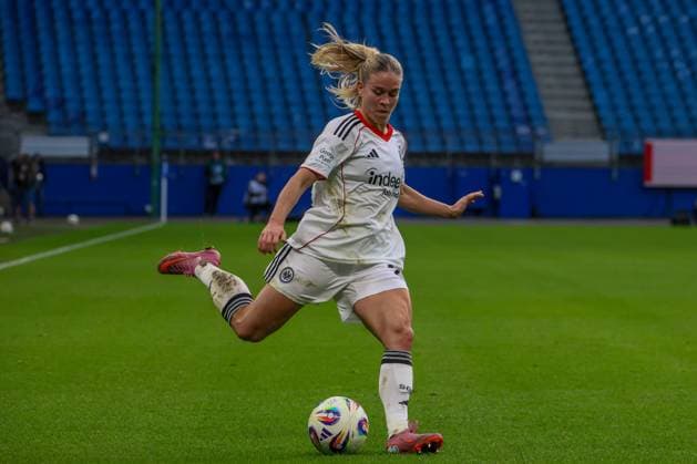 Hamburg, Deutschland 02. November 2025: 1. BL - Frauen - 2025 2026 - Hamburger SV vs. Eintracht Frankfurt Im Bild: Nadine Riesen (Frankfurt) DFB regulations prohibit any use of photographs as image sequences and or quasi-video Volksparkstadion Hamburg Copyright: xFotostandx xFantinix