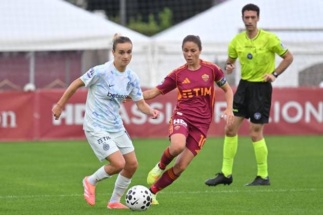 Soccer, match Serie A Women s AS Roma v FC Inter Lina Magull of Inter,Manuela Giugliano of AS Roma during the match Serie A Women s AS Roma v FC Inter at The Fontane stadium in Rome, Italy, Nov 02nd, 2025. Imago-Images Emmefoto Copyright: xImago-Images Emmefotox
