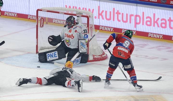 Torwart Julius Hudacek, Maxim Rausch, Ty Ronning Zweikampf Spielszene Aktion Eishockey Penny DEL Deutsche Eishockey Liga 17. Spieltag Saison 2025 2026 02.11.2025 EHC Eisbären Berlin EBB vs. Fischtown Pinguins Bremerhaven