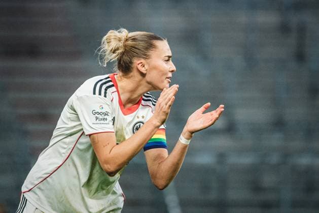 Google Pixel Frauen-Bundesliga: Hamburger SV vs. Eintracht Frankfurt, 02.11.2025 Laura Freigang (Eintracht Frankfurt, 10) feuert ihre Mitspielerinnen an; Fußball, Google Pixel Frauen-Bundesliga, 8. Spieltag: Hamburger SV vs. Eintracht Frankfurt am 02.11.2025 im Volksparkstadion, Hamburg DFB DFL REGULATIONS PROHIBIT ANY USE OF PHOTOGRAPHS AS IMAGE SEQUENCES AND OR QUASI-VIDEO. Copyright: xBEAUTIFULxSPORTS Tonhäuserx