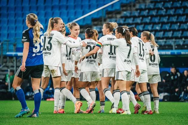 Google Pixel Frauen-Bundesliga: Hamburger SV vs. Eintracht Frankfurt, 02.11.2025 Lisanne Gräwe (Eintracht Frankfurt, 8) schielt zum 0:4, TOR, JUBEL; Fußball, Google Pixel Frauen-Bundesliga, 8. Spieltag: Hamburger SV vs. Eintracht Frankfurt am 02.11.2025 im Volksparkstadion, Hamburg DFB DFL REGULATIONS PROHIBIT ANY USE OF PHOTOGRAPHS AS IMAGE SEQUENCES AND OR QUASI-VIDEO. Copyright: xBEAUTIFULxSPORTS Tonhäuserx