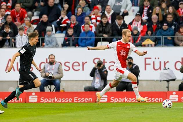 Fußball 3. Liga 13. Spieltag Rot-Weiss Essen - 1. FC Schweinfurt am 02.11.2025 im Stadion an der Hafenstraße in Essen Lukas Brumme ( Rot-Weiss Essen )