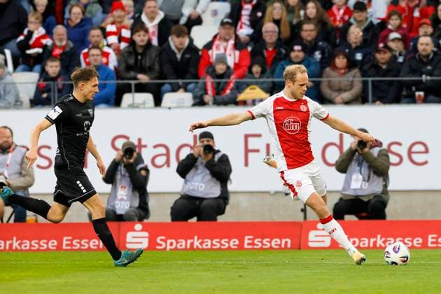 Fußball 3. Liga 13. Spieltag Rot-Weiss Essen - 1. FC Schweinfurt am 02.11.2025 im Stadion an der Hafenstraße in Essen Lukas Brumme ( Rot-Weiss Essen )