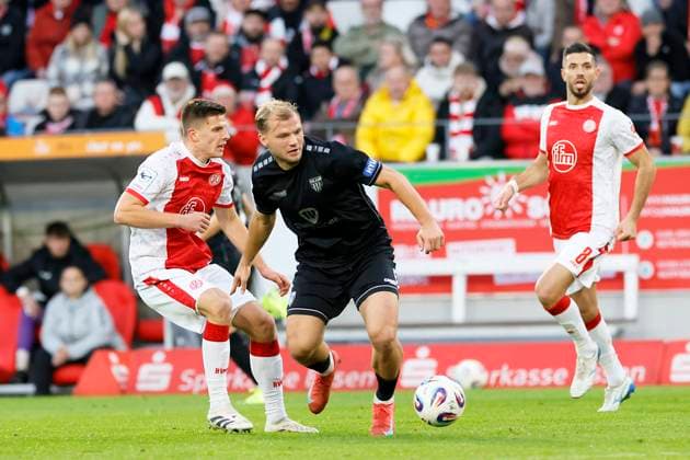 Fußball 3. Liga 13. Spieltag Rot-Weiss Essen - 1. FC Schweinfurt am 02.11.2025 im Stadion an der Hafenstraße in Essen Ahmet Arslan ( Rot-Weiss Essen )