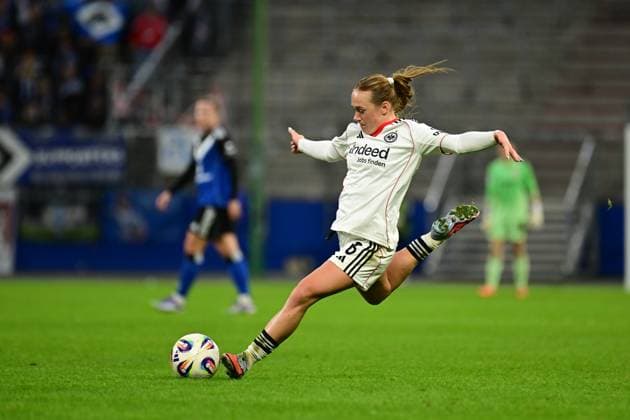 Fußball I Frauen I Saison 2025-2026 I Bundesliga I 8. Spieltag I Hamburger SV - Eintracht Frankfurt I 02.11.2025 Elisa Senß (6, Eintracht Frankfurt) Hamburg Volkspark, Volksparkstadion, Stadion, Volkspark-Stadion Hamburg Deutschland Copyright: xLobeca FelixxSchlikisx