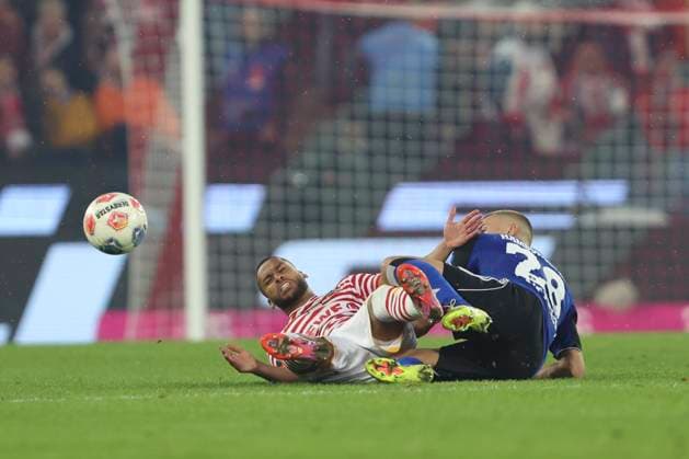 Linton Maina (1. FC Koeln) und Miro Muheim (Hamburger SV) im Zweikampf waehrend des spiels der Bundesliga zwischen 1. FC Köln und Hamburger SV, RheinEnergieSTADION am 02. November 2025 in Köln, Deutschland. (Foto von Oliver Kaelke DeFodi Images) +++ Linton Maina (1. FC Koeln) und Miro Muheim (Hamburger SV) battle for the ball during the Bundesliga match between 1. FC Köln and Hamburger SV at RheinEnergieSTADION on November 2, 2025 in Köln, Germany. (Photo by Oliver Kaelke DeFodi Images) DFL regulations prohibit any use of photographs as image sequences and or quasi-video. (Photo by Oliver Kaelke DeFodi Images) Linton Maina 1 FC Koeln und Miro Muheim Hamburger SV im Zweikampf waehrend des spiels der Bundesliga zwischen 1 FC Köln und Hamburger SV, RheinEnergieSTADION am 02 November 2025 in Köln, Germany Photo by Oliver Kaelke DeFodi Images Linton Maina 1 FC Koeln und Miro Muheim Hamburger SV battle for the ball during the Bundesliga match between 1 FC Köln and Hamburger SV at RheinEnergieSTADION on November 2, 2025 in Köln, Germany Photo by Oliver Kaelke DeFodi Images DFL regulations prohibit any use of photographs as image sequences and or quasi video Photo by Oliver Kaelke DeFodi Images